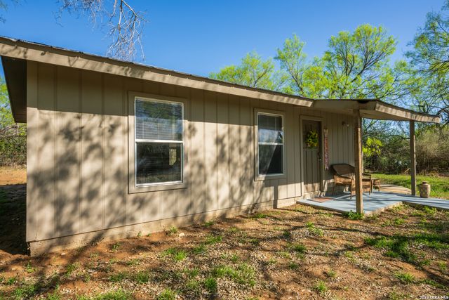 1048 County Road 640, Hondo, TX 78861