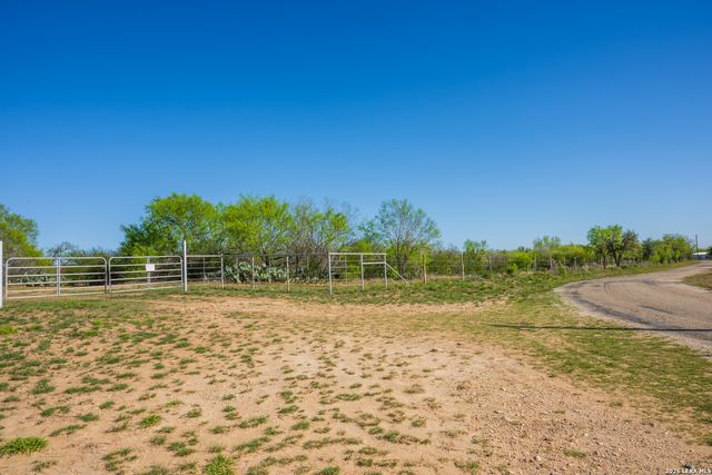 1048 County Road 640, Hondo, TX 78861