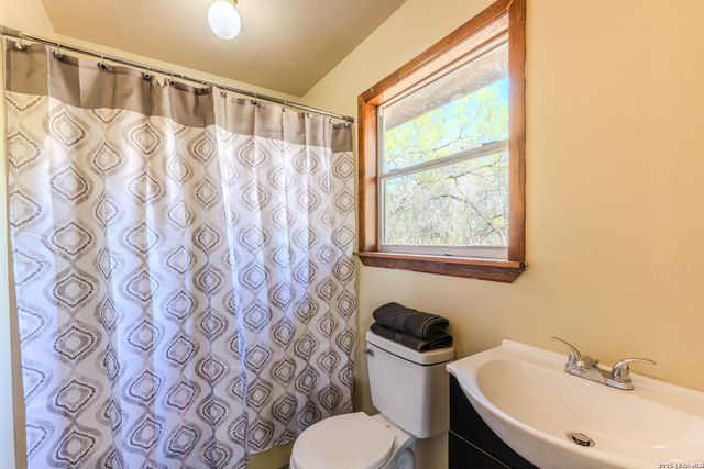 1048 County Road 640, Hondo, TX 78861