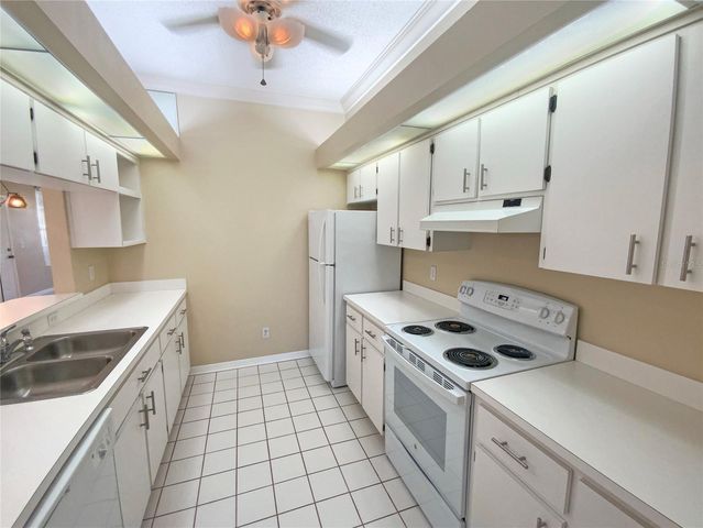 2843 THAXTON DRIVE 32, Palm Harbor, FL 34684