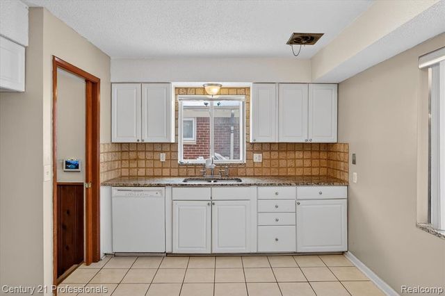 16786 Sprenger Avenue, Eastpointe, MI 48021