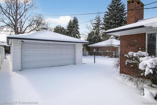 16786 Sprenger Avenue, Eastpointe, MI 48021