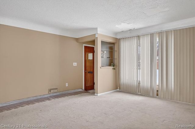 16786 Sprenger Avenue, Eastpointe, MI 48021