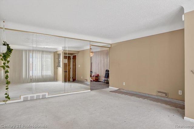 16786 Sprenger Avenue, Eastpointe, MI 48021