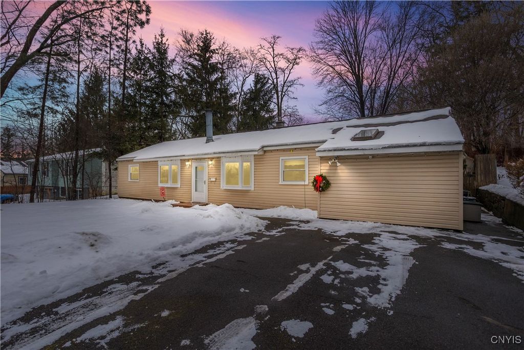 15 Wexford Road, Dewitt, NY 13214