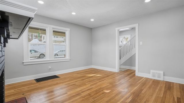 523 7th Ave, Coraopolis, PA 15108