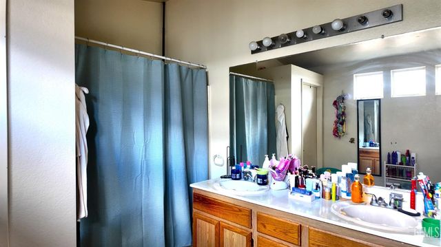 5910 Verdant Hills Court, Bakersfield, CA 93313