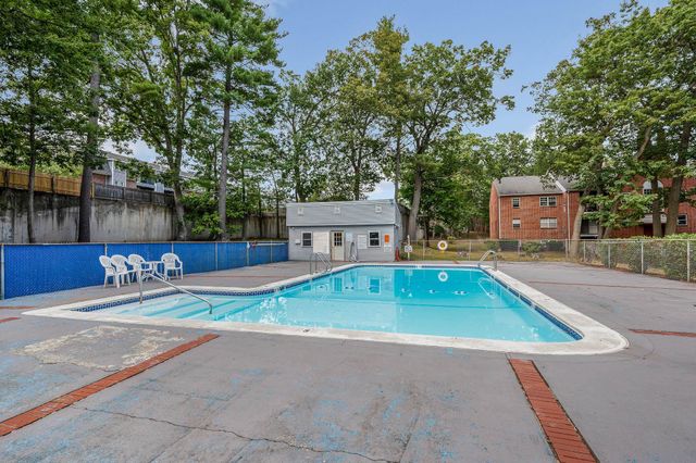 1 Louisburg Sq Apt 4, Nashua, NH 03060