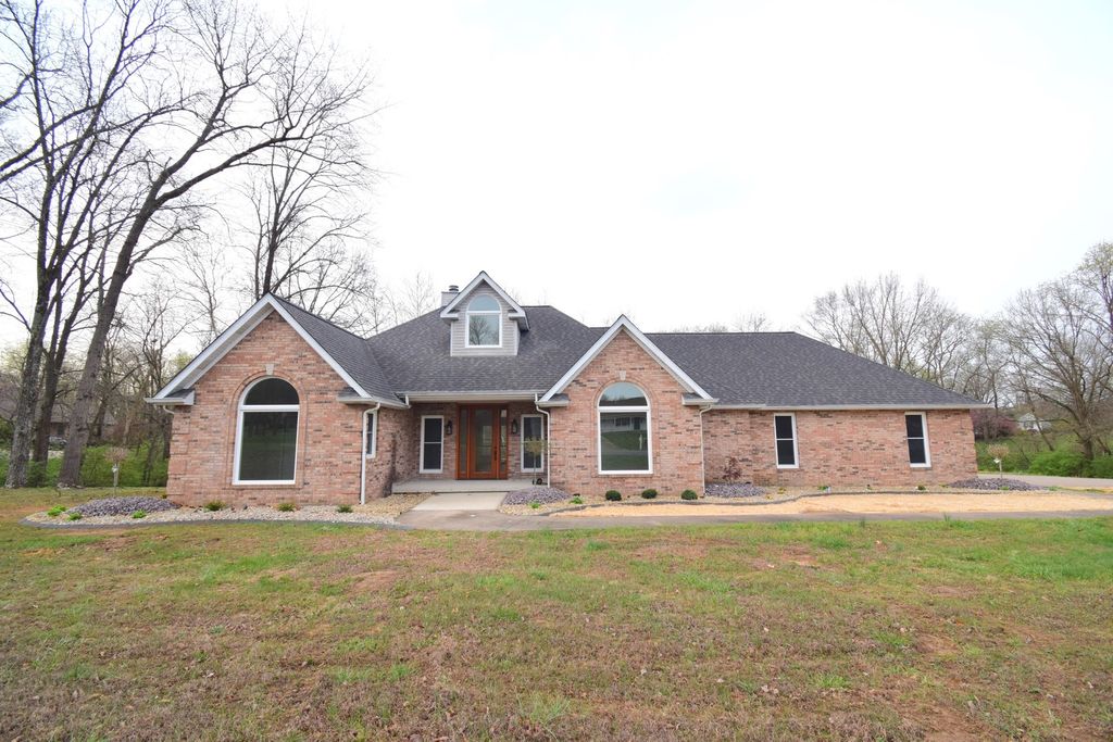 Image 1 of property listing at 12139 E Hutchison Road, Mt Vernon, IL 62864