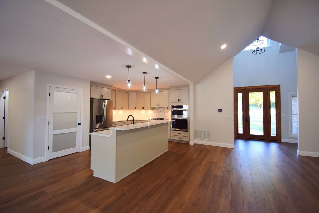 Image 11 of property listing at 12139 E Hutchison Road, Mt Vernon, IL 62864