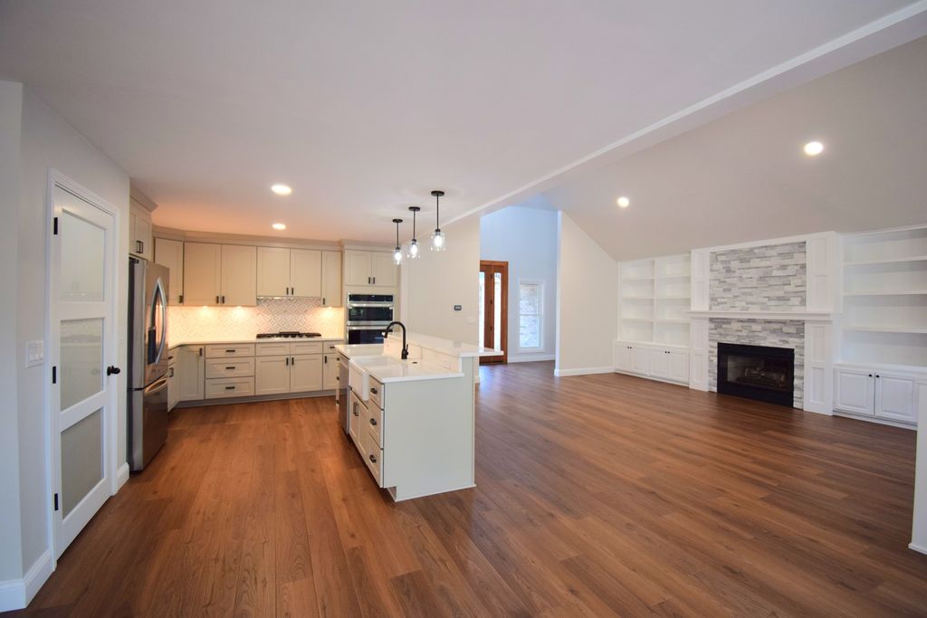 Image 12 of property listing at 12139 E Hutchison Road, Mt Vernon, IL 62864