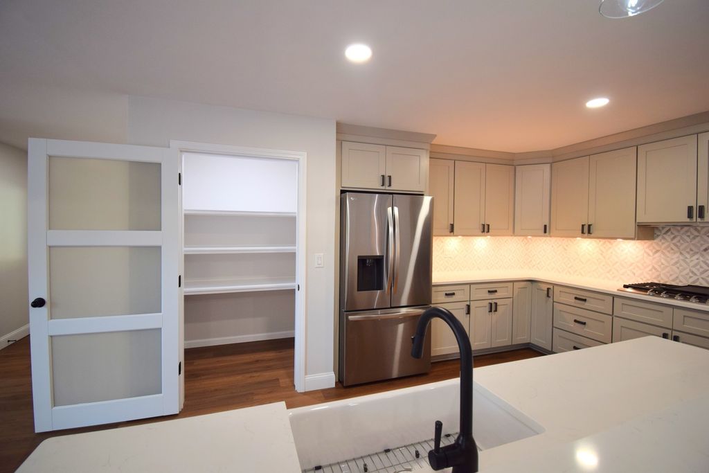 Image 14 of property listing at 12139 E Hutchison Road, Mt Vernon, IL 62864