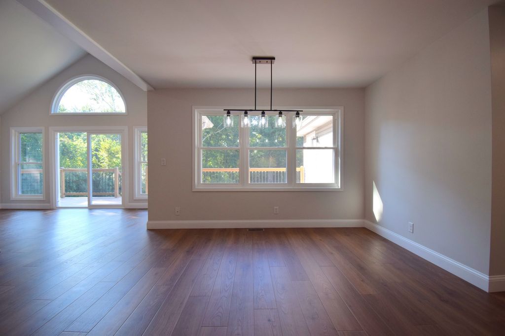 Image 17 of property listing at 12139 E Hutchison Road, Mt Vernon, IL 62864