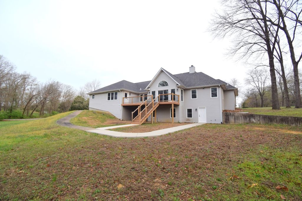 Image 3 of property listing at 12139 E Hutchison Road, Mt Vernon, IL 62864