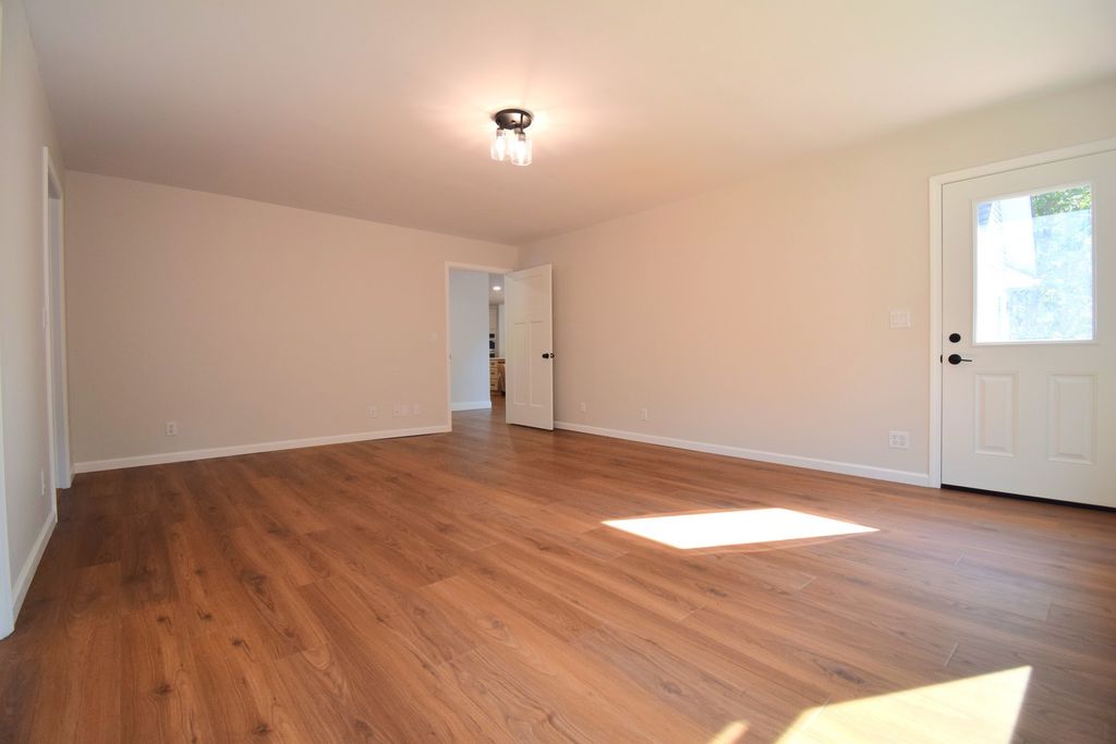 Image 21 of property listing at 12139 E Hutchison Road, Mt Vernon, IL 62864