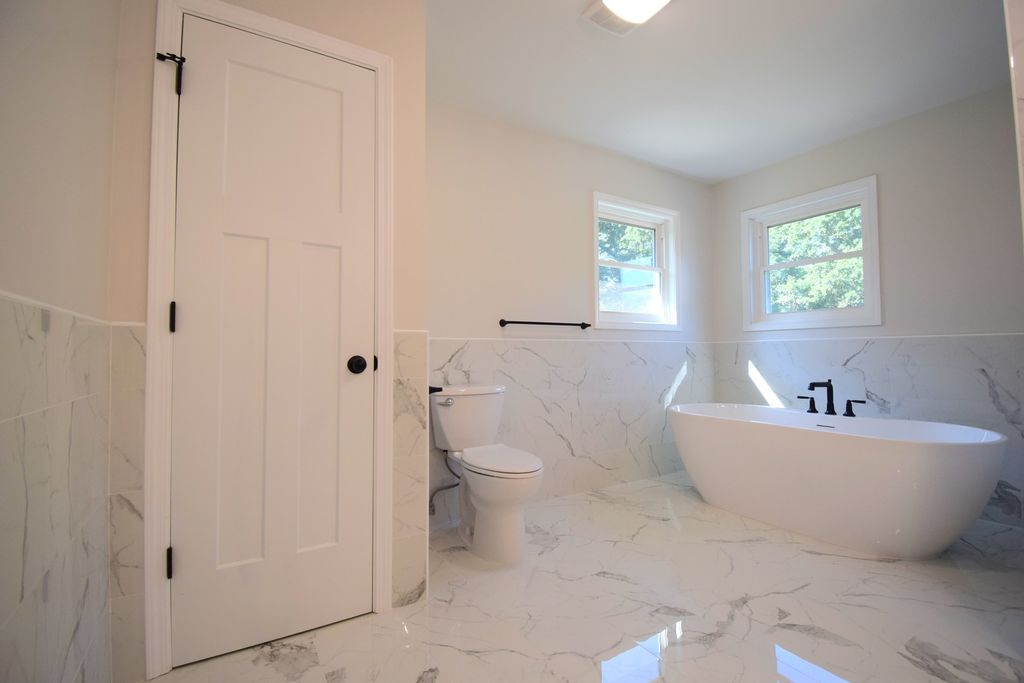 Image 26 of property listing at 12139 E Hutchison Road, Mt Vernon, IL 62864