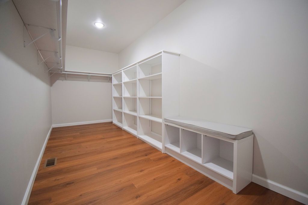 Image 27 of property listing at 12139 E Hutchison Road, Mt Vernon, IL 62864