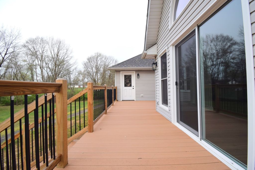 Image 4 of property listing at 12139 E Hutchison Road, Mt Vernon, IL 62864