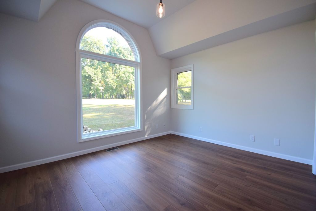 Image 32 of property listing at 12139 E Hutchison Road, Mt Vernon, IL 62864