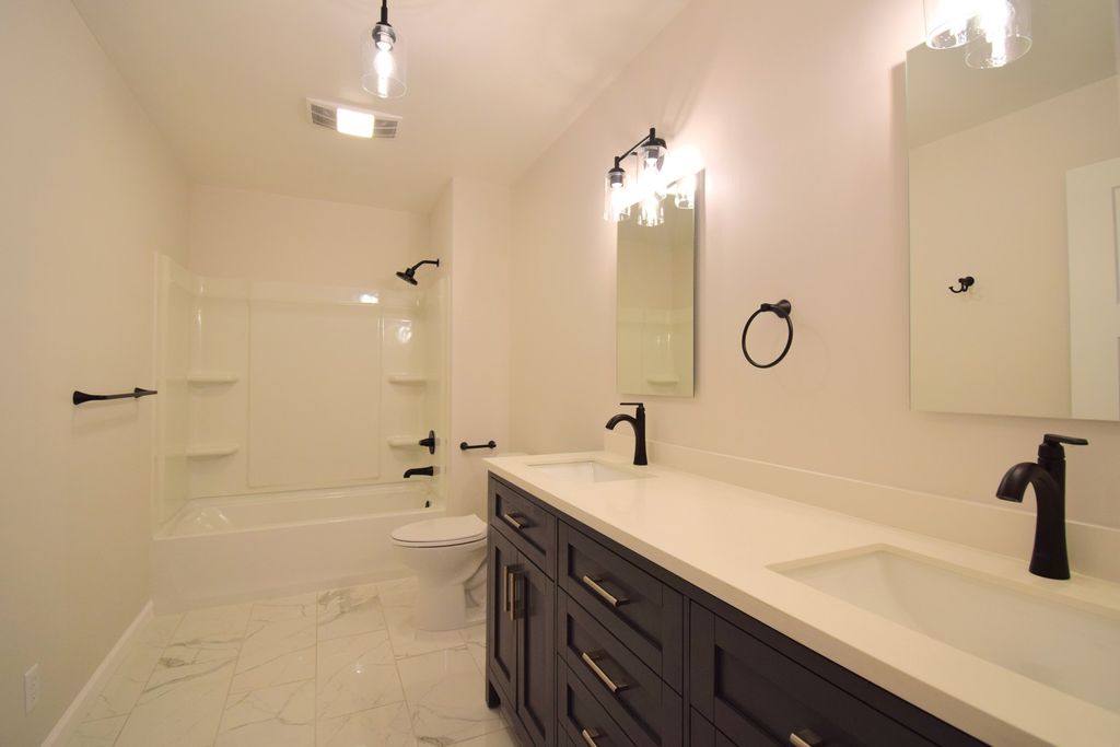 Image 37 of property listing at 12139 E Hutchison Road, Mt Vernon, IL 62864