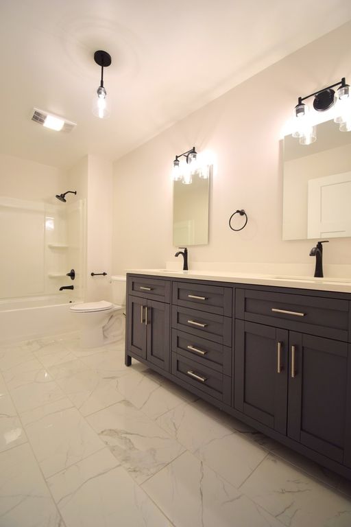 Image 38 of property listing at 12139 E Hutchison Road, Mt Vernon, IL 62864