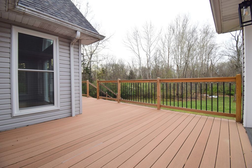 Image 5 of property listing at 12139 E Hutchison Road, Mt Vernon, IL 62864