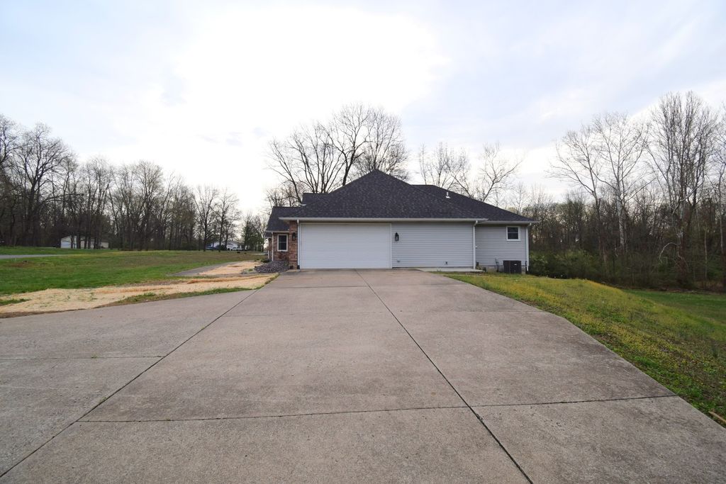 Image 6 of property listing at 12139 E Hutchison Road, Mt Vernon, IL 62864