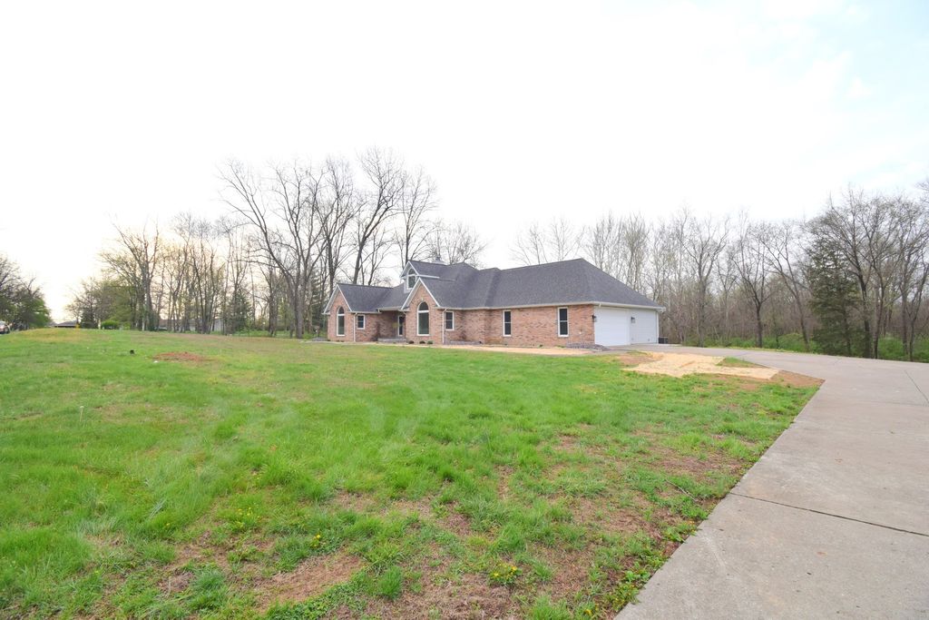 Image 7 of property listing at 12139 E Hutchison Road, Mt Vernon, IL 62864