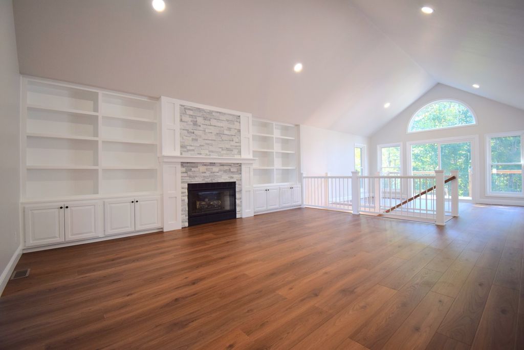 Image 9 of property listing at 12139 E Hutchison Road, Mt Vernon, IL 62864