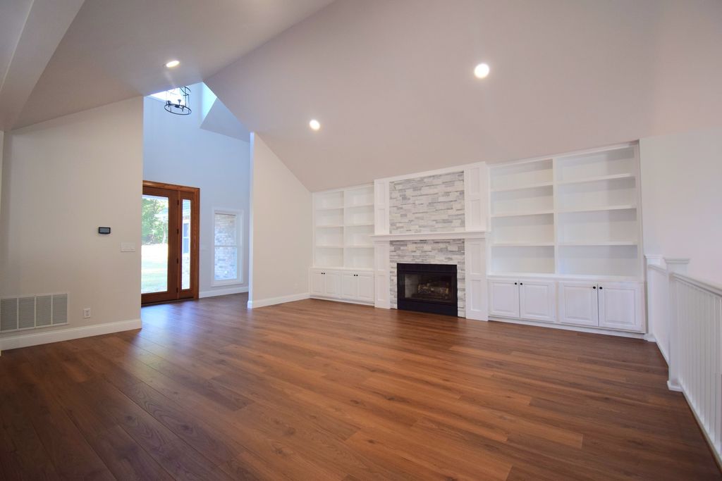 Image 10 of property listing at 12139 E Hutchison Road, Mt Vernon, IL 62864