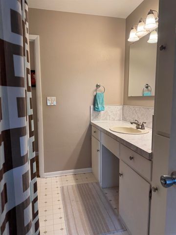1412 Pleasant Valley Drive, Waterloo, IA 50701