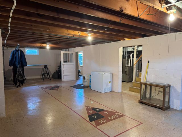 1412 Pleasant Valley Drive, Waterloo, IA 50701