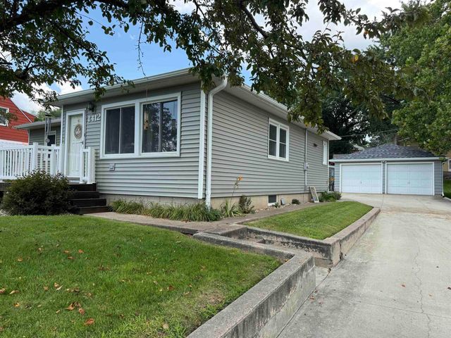 1412 Pleasant Valley Drive, Waterloo, IA 50701