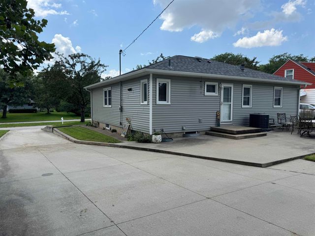 1412 Pleasant Valley Drive, Waterloo, IA 50701