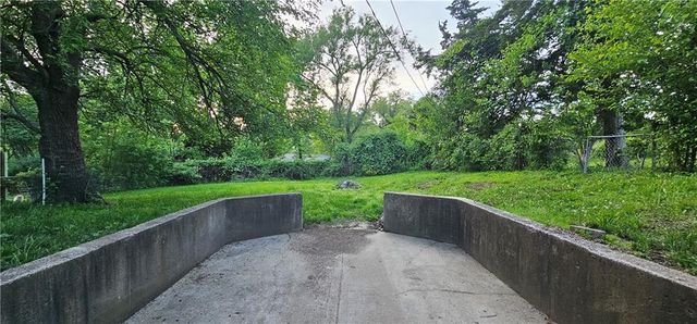 6306 E 152nd Street, Grandview, MO 64030