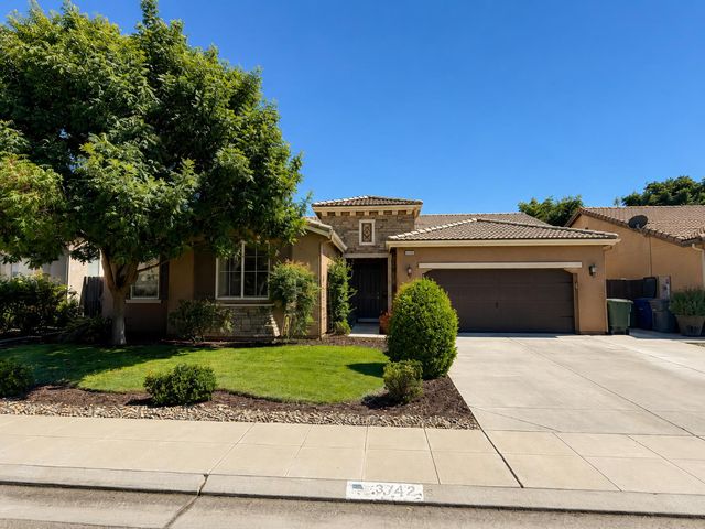 3742 Wrenwood Avenue, Clovis, CA 93619