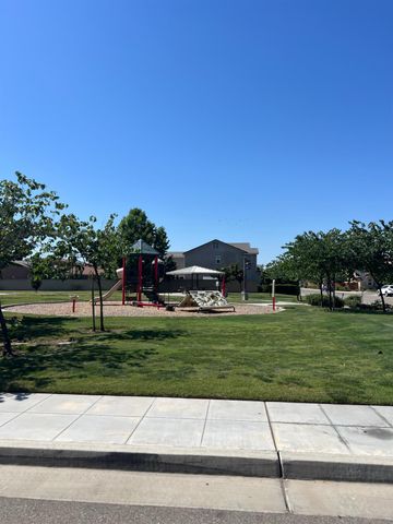 3742 Wrenwood Avenue, Clovis, CA 93619