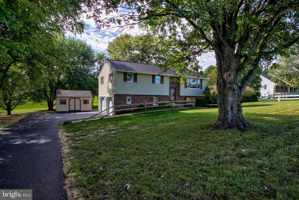 2891 NEWPORT RD, Manheim, PA 17545