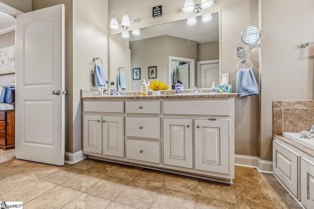 309 Saddlers Run, Chesnee, SC 29323