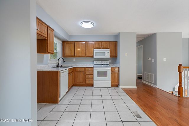 6901 Holly Lake Dr, Louisville, KY 40291