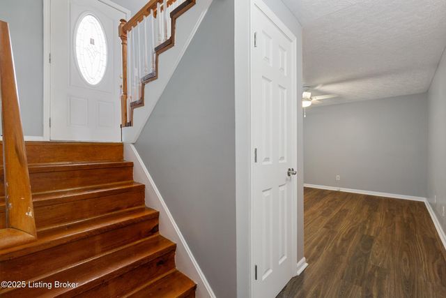 6901 Holly Lake Dr, Louisville, KY 40291