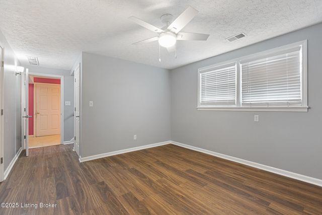 6901 Holly Lake Dr, Louisville, KY 40291