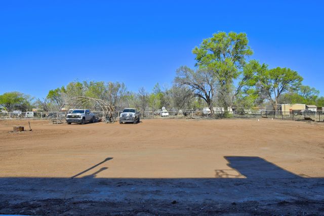 14 Zentner Road, Los Lunas, NM 87031