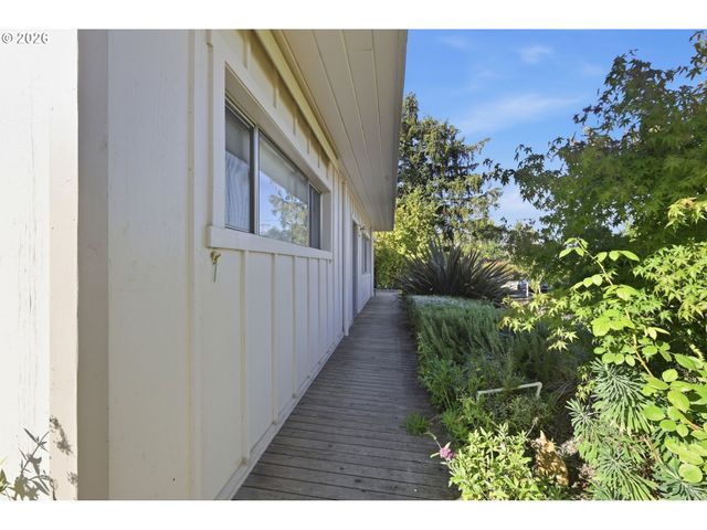 2296 PIERCE St, Eugene, OR 97405