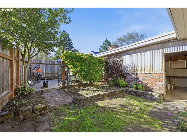 2296 PIERCE St, Eugene, OR 97405