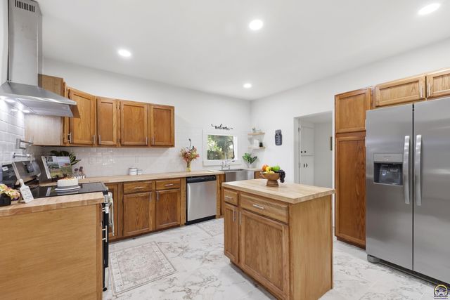 1185 SW MacVicar AVE, Topeka, KS 66604