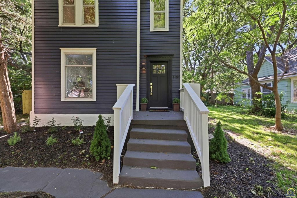 1185 SW MacVicar AVE, Topeka, KS 66604