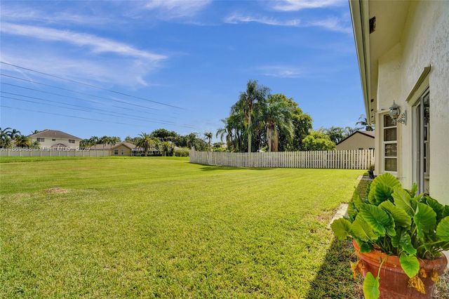 640 Fairfax Ave, Davie, FL 33325