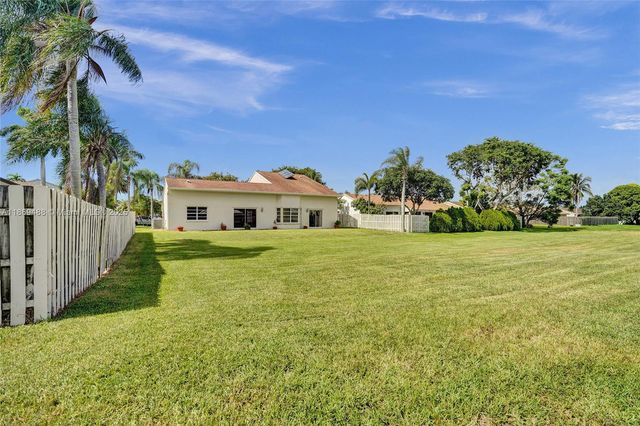 640 Fairfax Ave, Davie, FL 33325