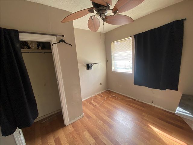 8926 Courtney Drive, Highlands, TX 77562